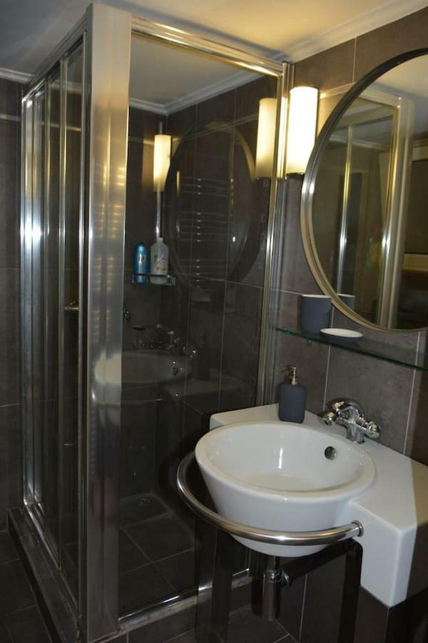Modern Apartment, 5΄ Walk From Central Metro Station Athens Exterior photo